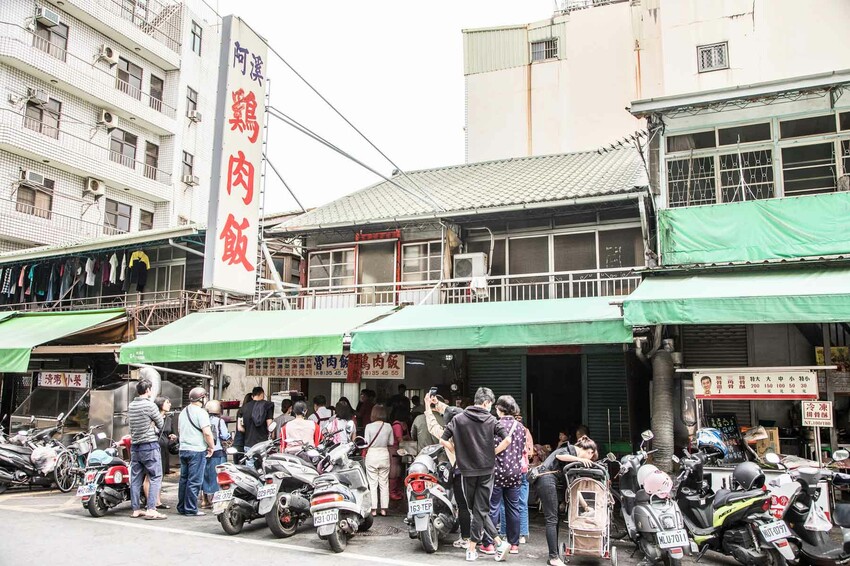 嘉義火雞肉飯推薦！阿溪火雞肉飯天還沒亮就在排，嘉義市場美食必吃。
