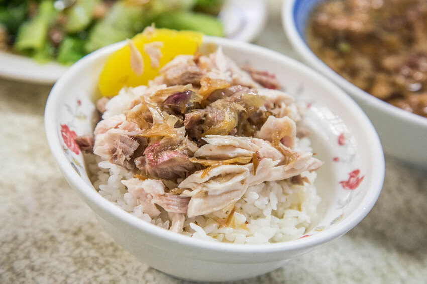 嘉義火雞肉飯推薦！阿溪火雞肉飯天還沒亮就在排，嘉義市場美食必吃。