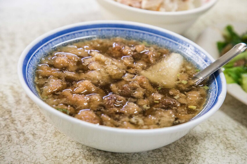 嘉義火雞肉飯推薦！阿溪火雞肉飯天還沒亮就在排，嘉義市場美食必吃。