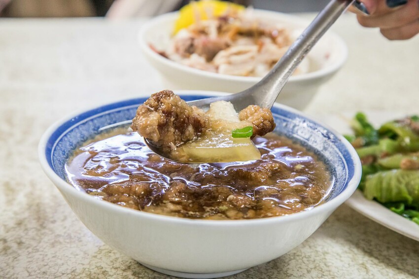 嘉義火雞肉飯推薦！阿溪火雞肉飯天還沒亮就在排，嘉義市場美食必吃。