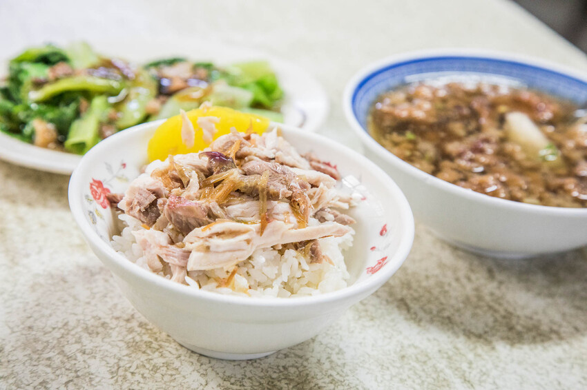 嘉義火雞肉飯推薦！阿溪火雞肉飯天還沒亮就在排，嘉義市場美食必吃。