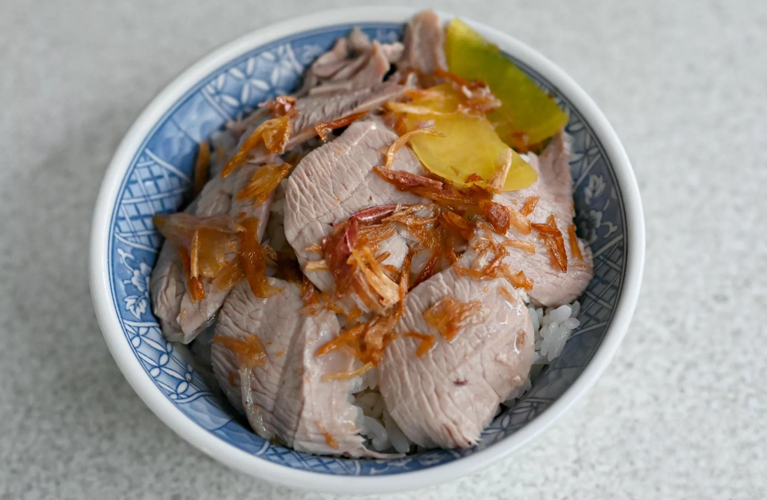 嘉義火雞肉飯推薦！阿溪火雞肉飯天還沒亮就在排，嘉義市場美食必吃。