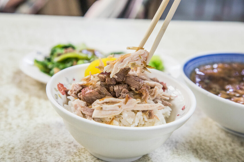 嘉義火雞肉飯推薦！阿溪火雞肉飯天還沒亮就在排，嘉義市場美食必吃。