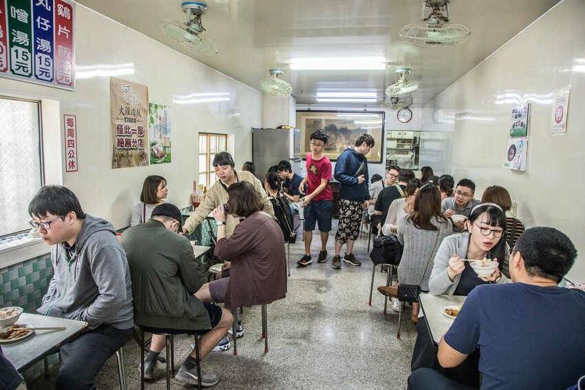 嘉義火雞肉飯推薦！阿溪火雞肉飯天還沒亮就在排，嘉義市場美食必吃。