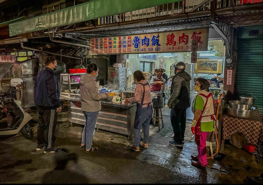 嘉義火雞肉飯推薦！阿溪火雞肉飯天還沒亮就在排，嘉義市場美食必吃。