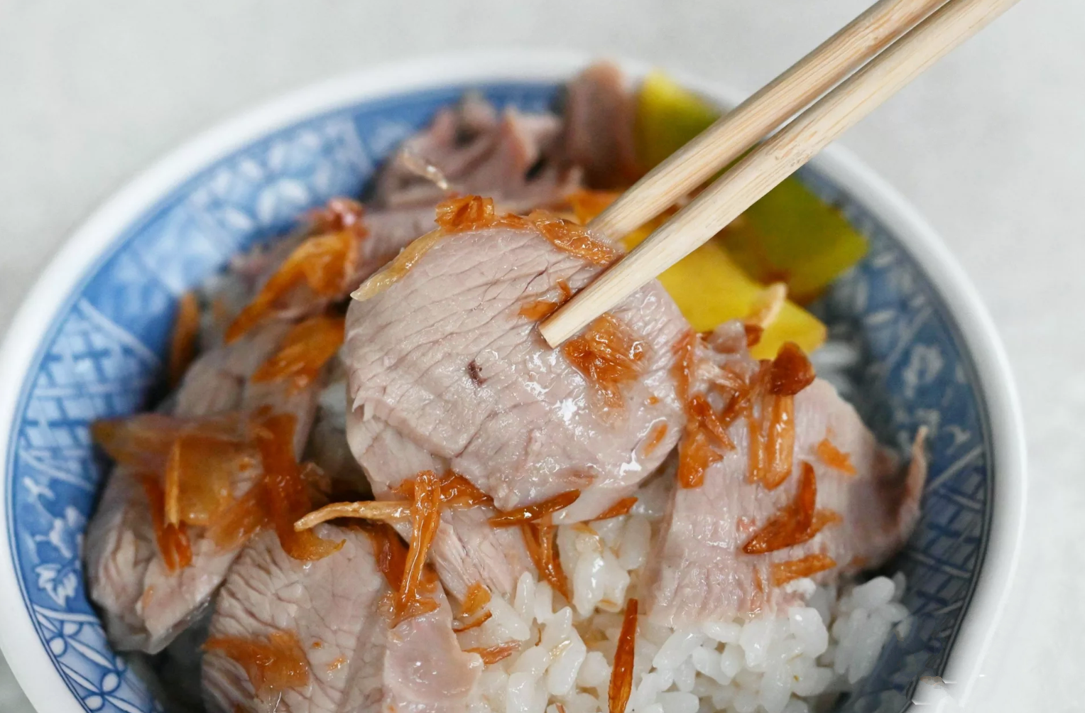 嘉義火雞肉飯推薦！阿溪火雞肉飯天還沒亮就在排，嘉義市場美食必吃。