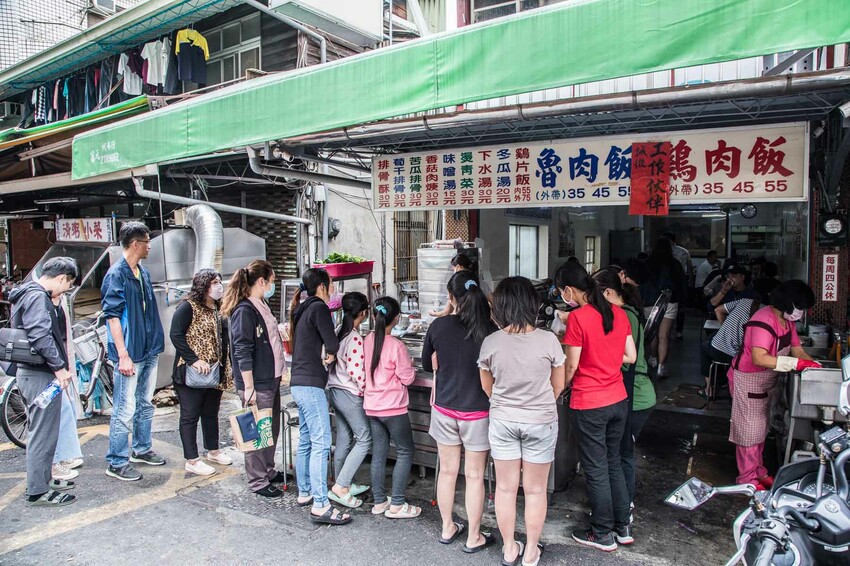 嘉義火雞肉飯推薦！阿溪火雞肉飯天還沒亮就在排，嘉義市場美食必吃。