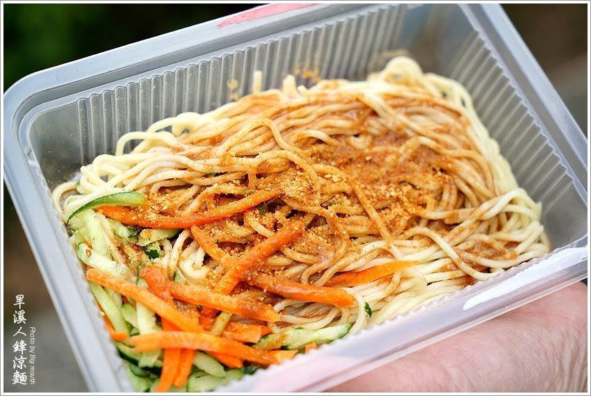 【台中美食】旱溪人鋒涼麵．蒜香麻醬花生粉涼麵，加辣粉更夠味!