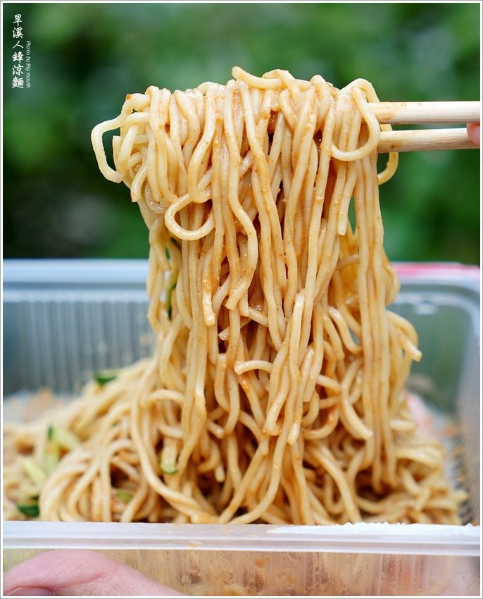 【台中美食】旱溪人鋒涼麵．蒜香麻醬花生粉涼麵，加辣粉更夠味!