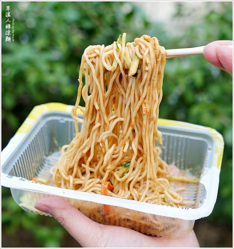 【台中美食】旱溪人鋒涼麵．蒜香麻醬花生粉涼麵，加辣粉更夠味!