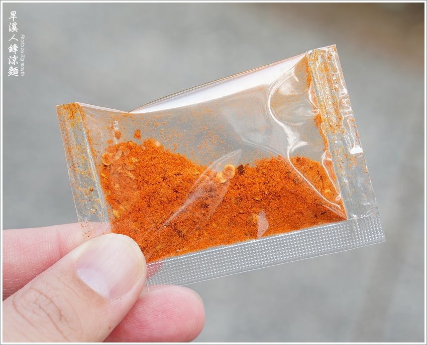 【台中美食】旱溪人鋒涼麵．蒜香麻醬花生粉涼麵，加辣粉更夠味!