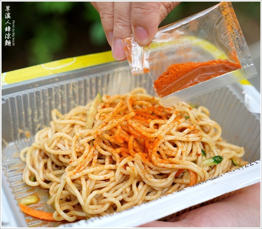 【台中美食】旱溪人鋒涼麵．蒜香麻醬花生粉涼麵，加辣粉更夠味!