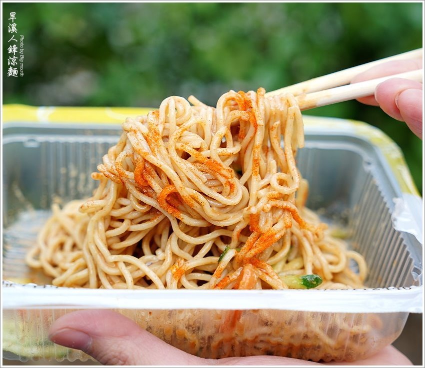 【台中美食】旱溪人鋒涼麵．蒜香麻醬花生粉涼麵，加辣粉更夠味!