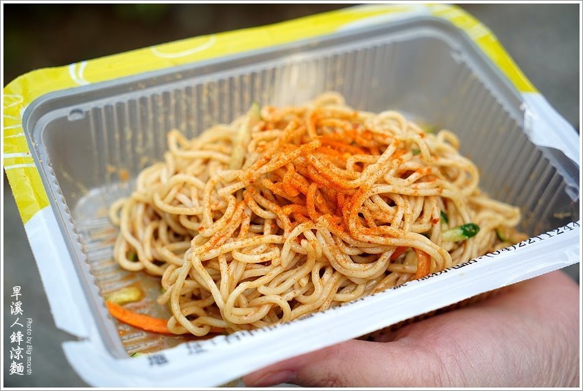 【台中美食】旱溪人鋒涼麵．蒜香麻醬花生粉涼麵，加辣粉更夠味!