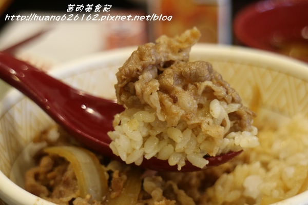 すき家SUKIYA(三重菜寮店)：【新北三重區】新北市第一家平價牛丼飯『日本すき家丼飯(SUKIYA)』24小時不打烊、捷運菜寮站~
