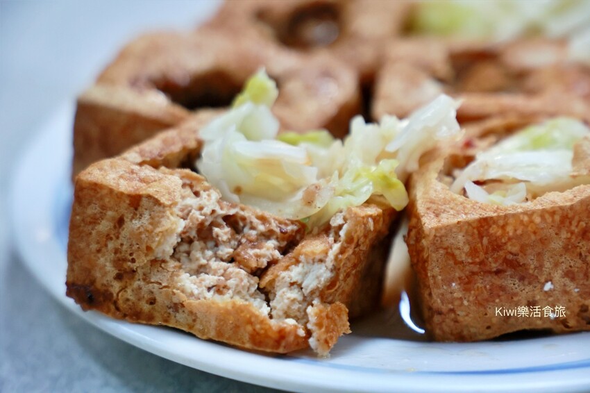 彰化田中原橋頭臭豆腐|田中30年老店一炸出名的臭豆腐外酥內軟特製醬再加辣好吃!