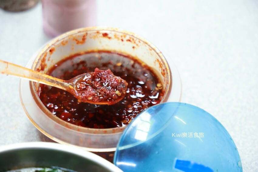 彰化田中原橋頭臭豆腐|田中30年老店一炸出名的臭豆腐外酥內軟特製醬再加辣好吃!