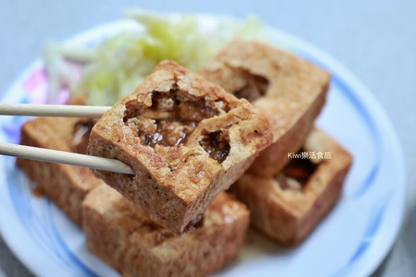 彰化田中原橋頭臭豆腐|田中30年老店一炸出名的臭豆腐外酥內軟特製醬再加辣好吃!