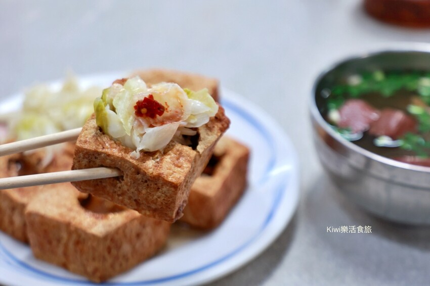 彰化田中原橋頭臭豆腐|田中30年老店一炸出名的臭豆腐外酥內軟特製醬再加辣好吃!