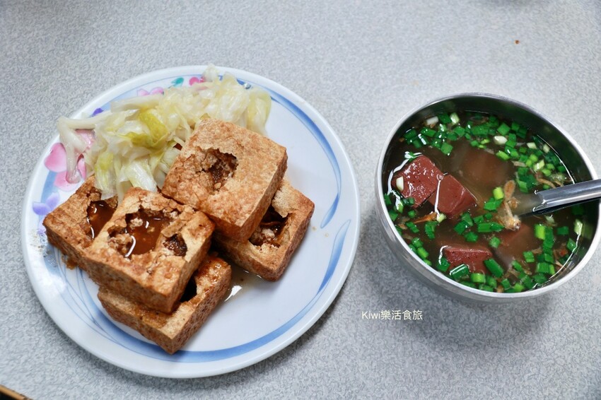 彰化田中原橋頭臭豆腐|田中30年老店一炸出名的臭豆腐外酥內軟特製醬再加辣好吃!