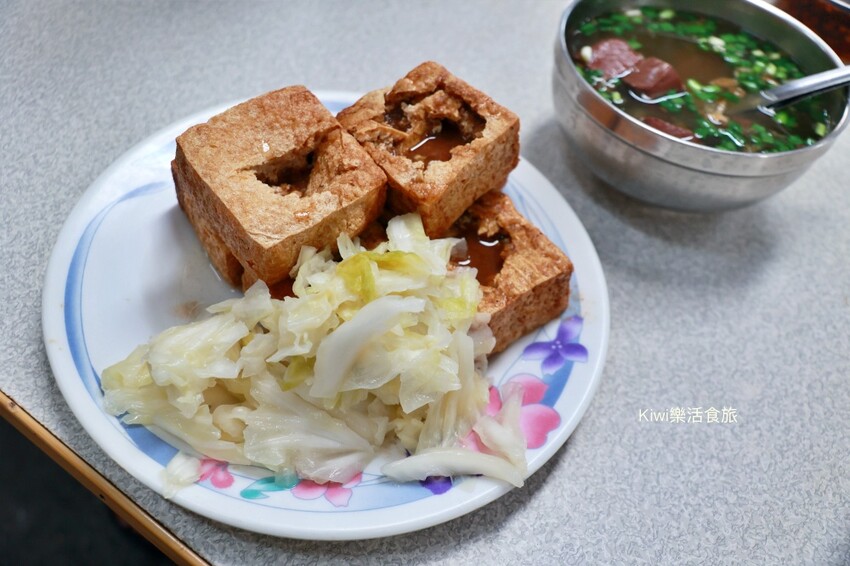 彰化田中原橋頭臭豆腐|田中30年老店一炸出名的臭豆腐外酥內軟特製醬再加辣好吃!