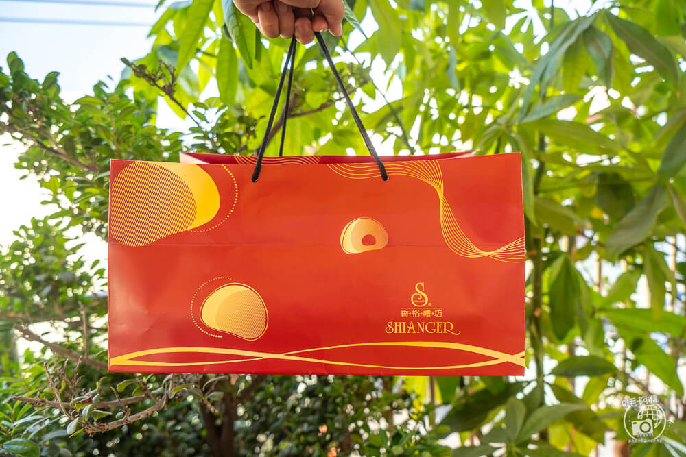 台中香格禮坊是中秋過年必排蛋黃酥名店~傳統工法酥香不油膩,甜鹹交織層次豐富!