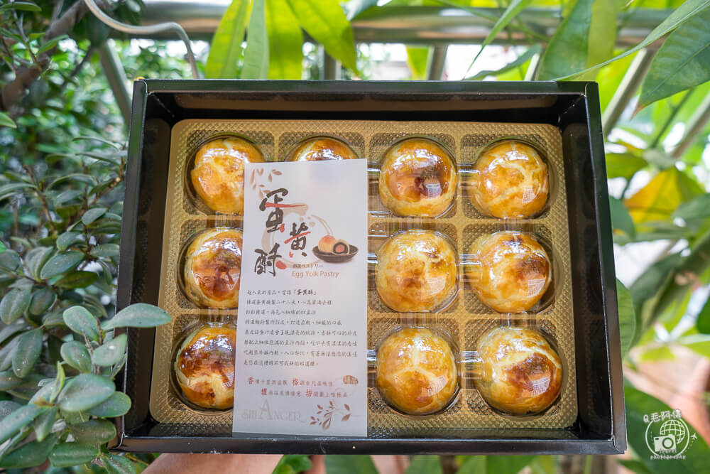 台中香格禮坊是中秋過年必排蛋黃酥名店~傳統工法酥香不油膩,甜鹹交織層次豐富!