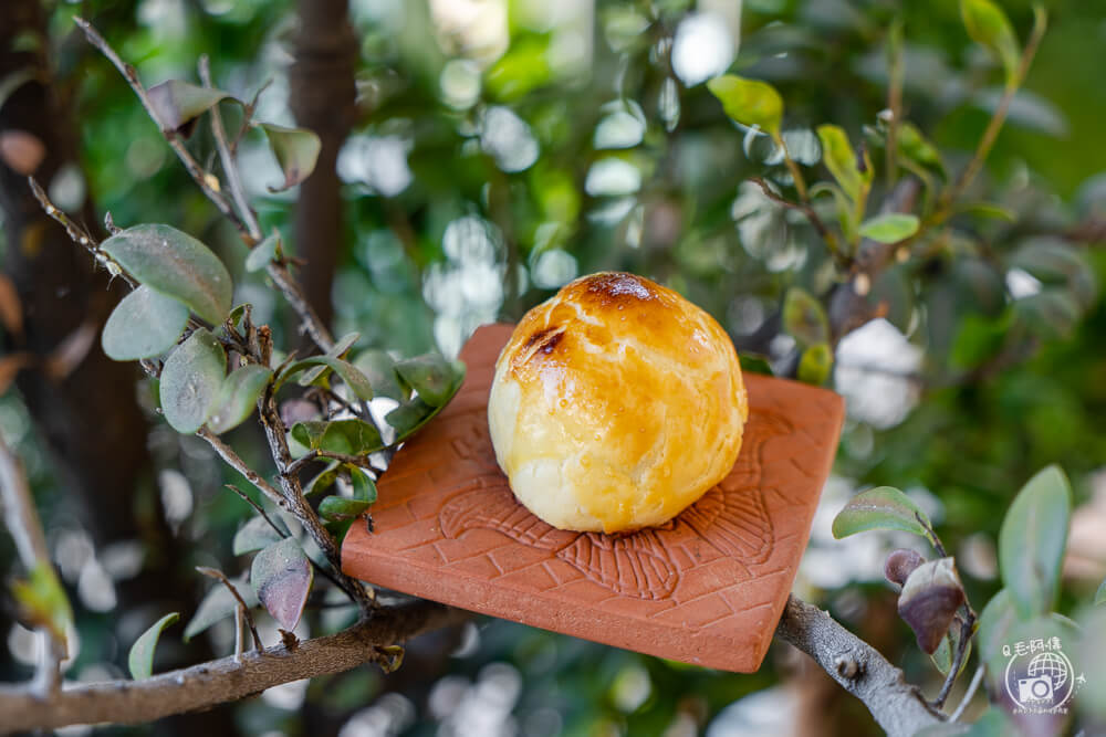 台中香格禮坊是中秋過年必排蛋黃酥名店~傳統工法酥香不油膩,甜鹹交織層次豐富!