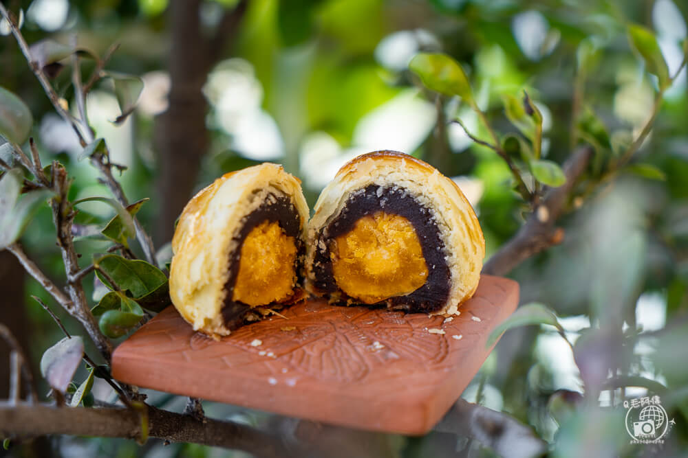 台中香格禮坊是中秋過年必排蛋黃酥名店~傳統工法酥香不油膩,甜鹹交織層次豐富!