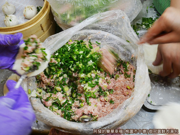 御冠園鮮肉湯包06-包湯包