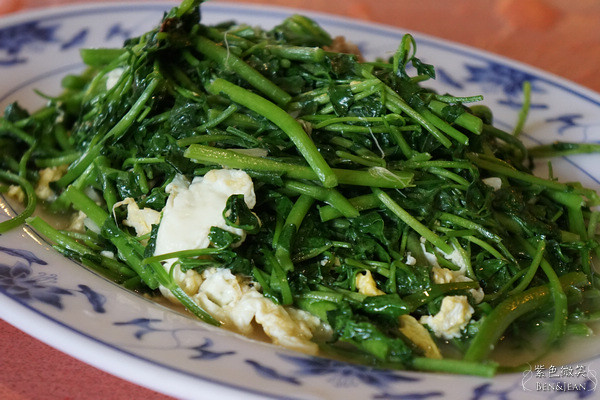 宜蘭員山雙連埤秘境!彩燕在地美食必吃紅麴白斬雞、獨特蓴菜料理。