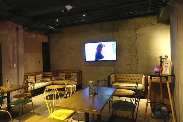 重量級的雙層牛肉洋蔥圈漢堡超震撼~還是個平日不限時、內建遊樂間的包場聖地呀！T-Park Café & eatery