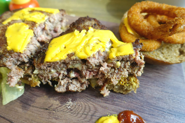 重量級的雙層牛肉洋蔥圈漢堡超震撼~還是個平日不限時、內建遊樂間的包場聖地呀！T-Park Café & eatery