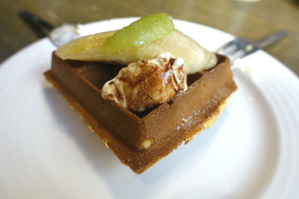 重量級的雙層牛肉洋蔥圈漢堡超震撼~還是個平日不限時、內建遊樂間的包場聖地呀！T-Park Café & eatery