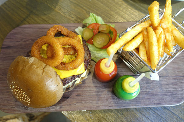 重量級的雙層牛肉洋蔥圈漢堡超震撼~還是個平日不限時、內建遊樂間的包場聖地呀！T-Park Café & eatery