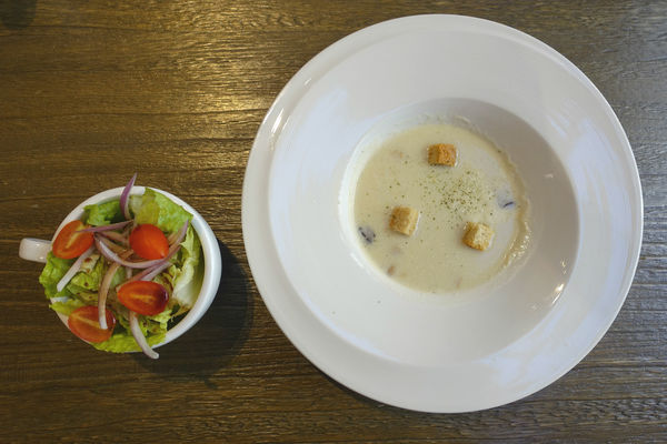 重量級的雙層牛肉洋蔥圈漢堡超震撼~還是個平日不限時、內建遊樂間的包場聖地呀！T-Park Café & eatery