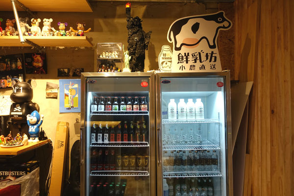 重量級的雙層牛肉洋蔥圈漢堡超震撼~還是個平日不限時、內建遊樂間的包場聖地呀！T-Park Café & eatery