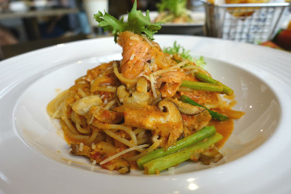 重量級的雙層牛肉洋蔥圈漢堡超震撼~還是個平日不限時、內建遊樂間的包場聖地呀！T-Park Café & eatery