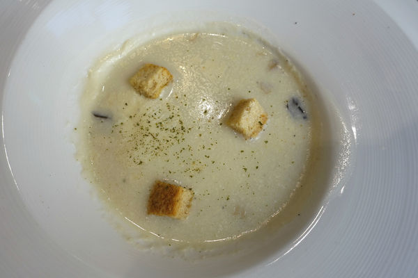 重量級的雙層牛肉洋蔥圈漢堡超震撼~還是個平日不限時、內建遊樂間的包場聖地呀！T-Park Café & eatery