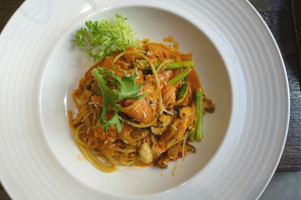 重量級的雙層牛肉洋蔥圈漢堡超震撼~還是個平日不限時、內建遊樂間的包場聖地呀！T-Park Café & eatery