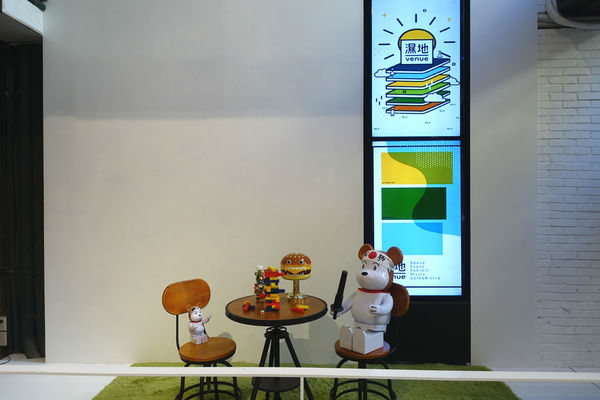 重量級的雙層牛肉洋蔥圈漢堡超震撼~還是個平日不限時、內建遊樂間的包場聖地呀！T-Park Café & eatery