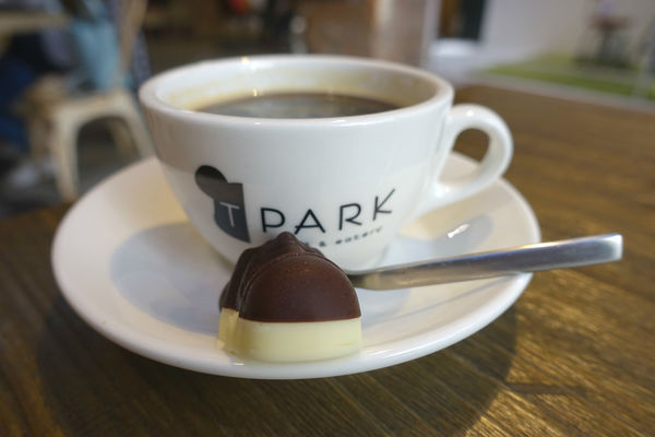 重量級的雙層牛肉洋蔥圈漢堡超震撼~還是個平日不限時、內建遊樂間的包場聖地呀！T-Park Café & eatery