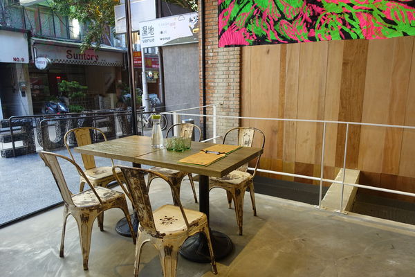 重量級的雙層牛肉洋蔥圈漢堡超震撼~還是個平日不限時、內建遊樂間的包場聖地呀！T-Park Café & eatery