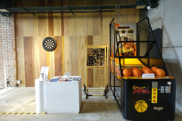 重量級的雙層牛肉洋蔥圈漢堡超震撼~還是個平日不限時、內建遊樂間的包場聖地呀！T-Park Café & eatery