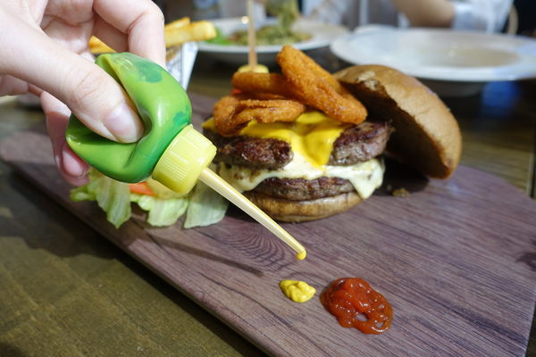 重量級的雙層牛肉洋蔥圈漢堡超震撼~還是個平日不限時、內建遊樂間的包場聖地呀！T-Park Café & eatery