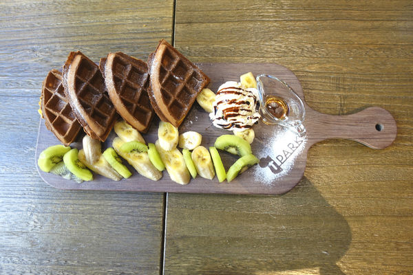 重量級的雙層牛肉洋蔥圈漢堡超震撼~還是個平日不限時、內建遊樂間的包場聖地呀！T-Park Café & eatery