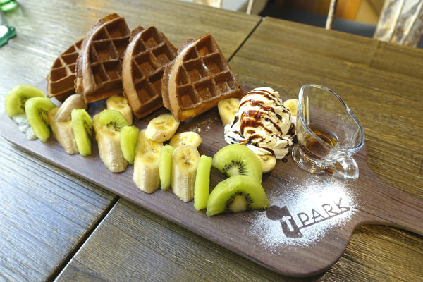 重量級的雙層牛肉洋蔥圈漢堡超震撼~還是個平日不限時、內建遊樂間的包場聖地呀！T-Park Café & eatery