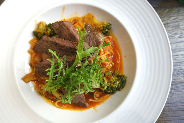 重量級的雙層牛肉洋蔥圈漢堡超震撼~還是個平日不限時、內建遊樂間的包場聖地呀！T-Park Café & eatery