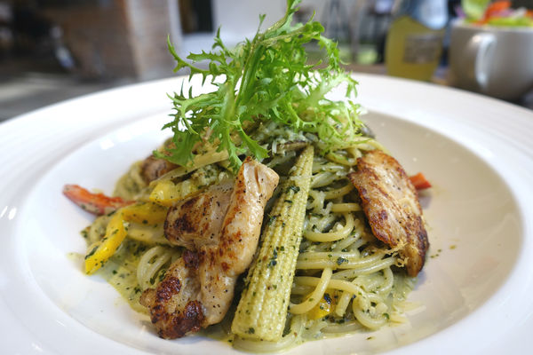 重量級的雙層牛肉洋蔥圈漢堡超震撼~還是個平日不限時、內建遊樂間的包場聖地呀！T-Park Café & eatery