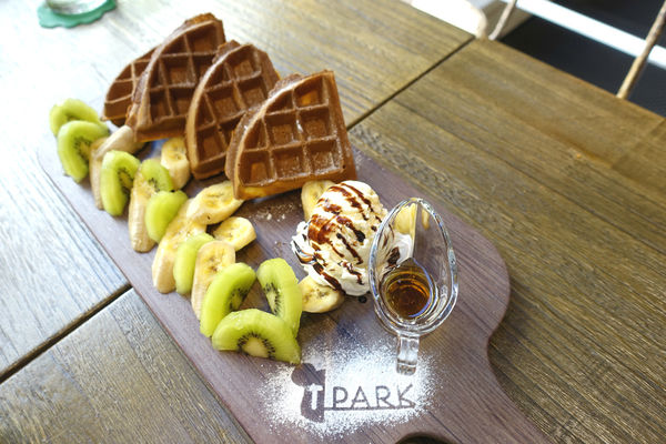 重量級的雙層牛肉洋蔥圈漢堡超震撼~還是個平日不限時、內建遊樂間的包場聖地呀！T-Park Café & eatery